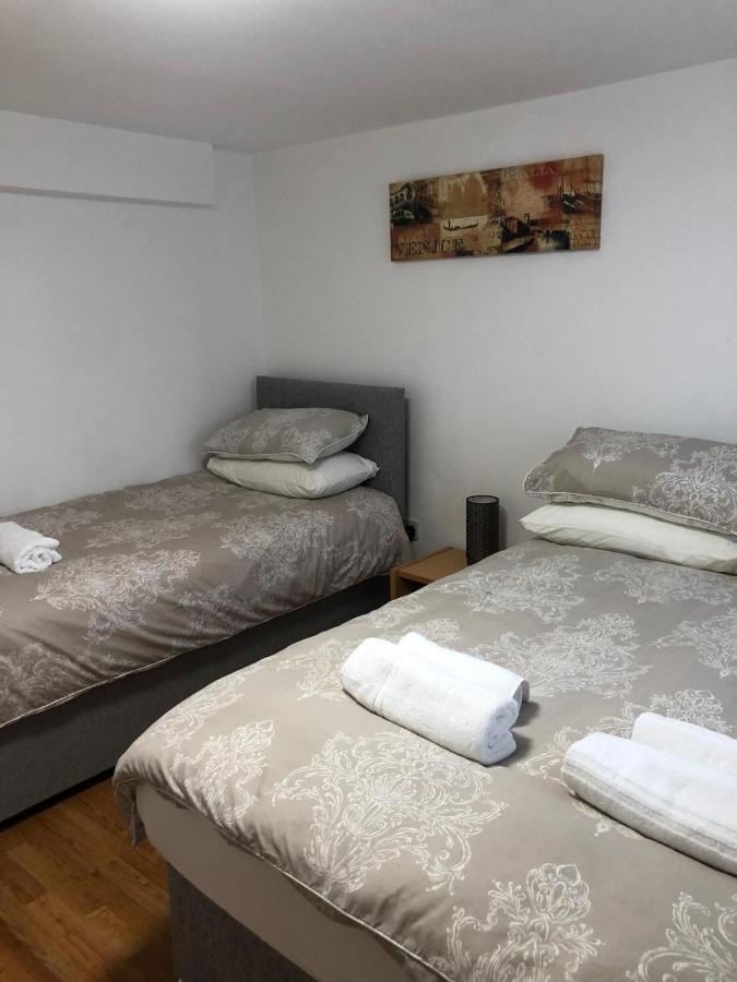 4 Bed Centre Flat Apartment *